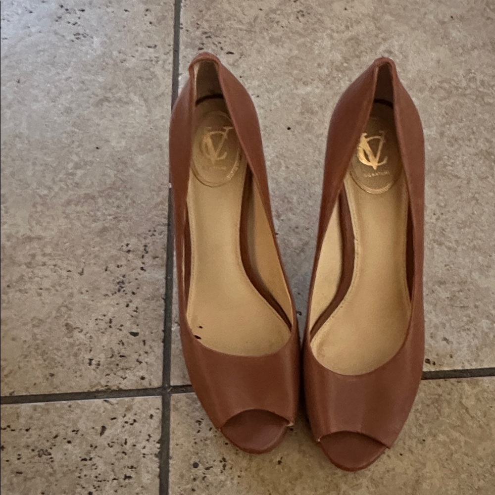 Vero Cuoio Brown Peep Toe Heels with Gold Accent W10